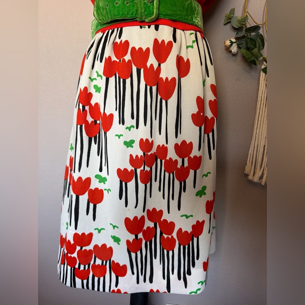 Vintage Deadstock 1970’s Leslie Fay Red and Green Floral Belted Dress - Picture 4 of 5